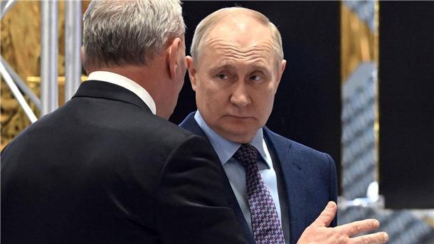 Putin gibt russischer Raumfahrt hohe Ziele vor Kremlchef Wladimir Putin (r) mit Juri Borissow, Chef des staatlichen russischen Raumfahrtunternehmens Roskosmos.