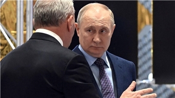 Kremlchef Wladimir Putin (r) mit Juri Borissow, Chef des staatlichen russischen Raumfahrtunternehmens Roskosmos.