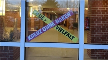 "Kreuz ohne Haken", angebracht im Kreishaus Cuxhaven.
