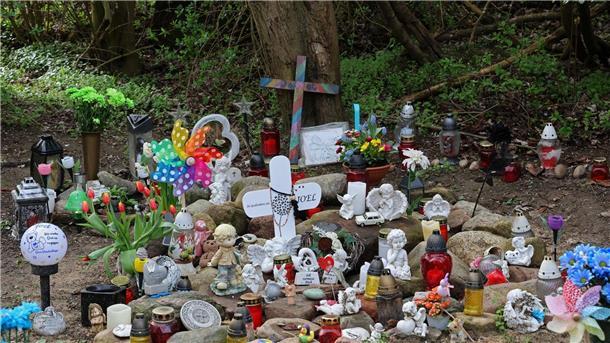15-Jähriger wegen Mordes an kleinem Joel verurteilt Kreuze, Figuren, Kerzen und Blumen stehen an der Stelle, wo der sechsjährige getötete Joel gefunden wurde.