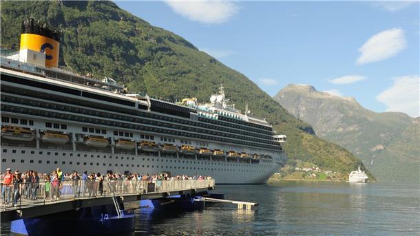 Massentourismus: Wenn Urlauber nicht mehr willkommen sind Kreuzfahrtschiffe bringen Tagesausflügler, deren Zahl oft die Einwohnerzahl übersteigt. (Archivbild)