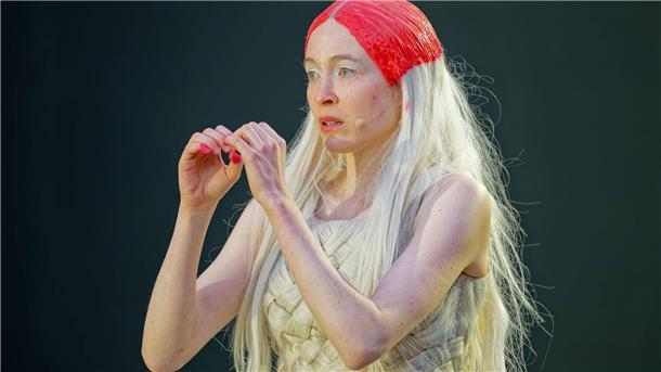 Kampf im Kies - Nibelungen-Festspiele zeigen „See aus Asche“ Kriemhild Hamann als zunächst zerbrechliche, dann rachedurstige Kriemhild. (Archivfoto)