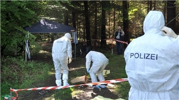 Kriminalbeamte untersuchen im Juni 2010 bei Heidenheim-Nietheim den Waldboden.