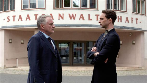 Kriminalhauptkommissar Vincent Ross (r) )André Kaczmarczyk) befragt den  Insolvenzverwalter Udo Schick )Bernhard Schir).