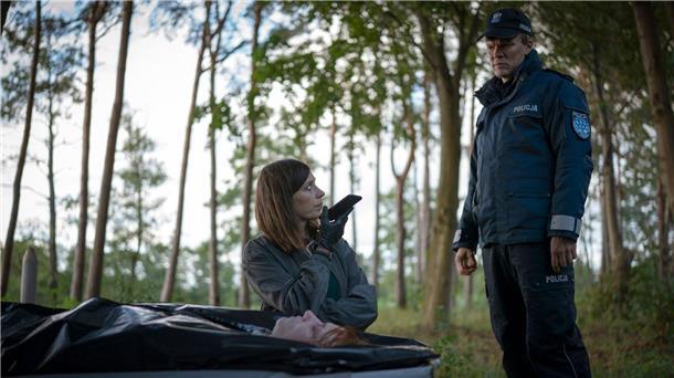 Kriminaltechnikerin Doktor Viktoria Wex (Claudia Eisinger, l) und Dorfpolizist Leon Pawlak (Sebastian Hülk) untersuchen eine Leiche.