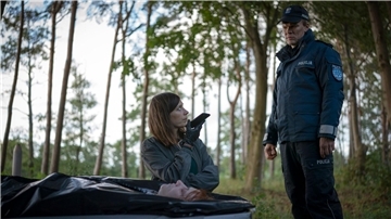 Kriminaltechnikerin Doktor Viktoria Wex (Claudia Eisinger, l) und Dorfpolizist Leon Pawlak (Sebastian Hülk) untersuchen eine Leiche.