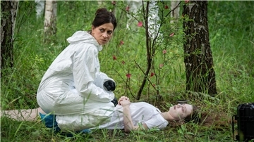 Kriminaltechnikerin Viktoria Wex untersucht die rituell hergerichtete Leiche.