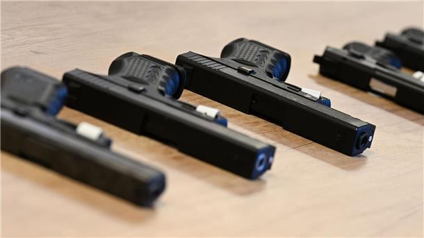 Bund warnt: Organisierte Kriminalität wird immer brutaler Kriminelle verwenden auch zu scharfen Waffen umgebaute Schreckschusswaffen.