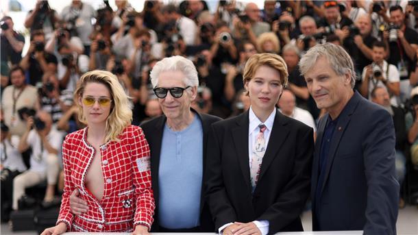Ekel und Gewalt: Horror-Meister David Cronenberg wird 80 Kristen Stewart (l-r), David Cronenberg, Léa Seydoux und Viggo Mortensen stellen „Crimes of the Future“ in Cannes vor.