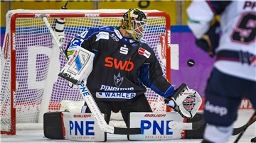 Torhüter-Sorgen bei den Pinguins - Kommt ein Neuzugang? Kristers Gudlevskis  von den Fischtown Pinguins hält einen Puck
