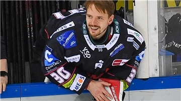 Eishockey-Torhüter Kristers Gudlevskis lehnt sich über die Bande.