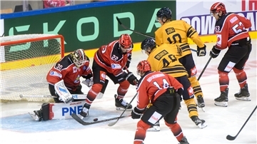 Eine Eishockey-Mannschaft schießt ein Tor. Die Fischtown Pinguins aus Bremerhaven zeigten sich in der Champions League gegen Lukko Rauma deutlich verbessert, doch eine Unachtsamkeit nutzten die Finnen eiskalt.