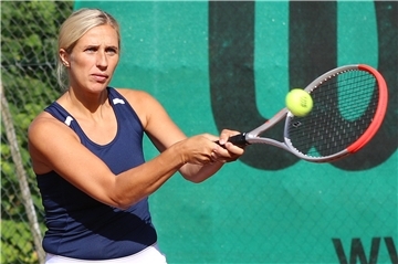 Kristina Behrens vom TK Nordenham spielt Tennis.