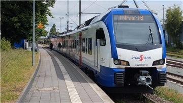 Das Foto zeigt einen Zug am Nordenhamer Bahnhof. Das Foto dient zur Bebilderung eines Berichtes über Problem auf der Bahnstrecke Nordenham/Bremen.