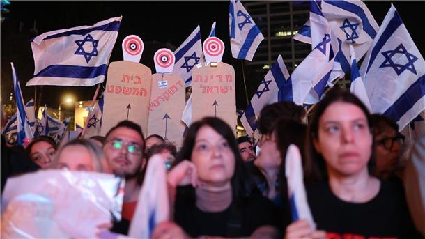 Kritiker sehen durch die Reform die Gewaltenteilung in Gefahr und warnen, dass sich Israel in eine Diktatur verwandeln könnte.