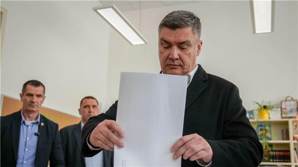 Kroatien vor schwieriger Regierungsbildung Kroatiens Präsident Zoran Milanovic gibt seine Stimme in einem Wahllokal in Zagreb ab. Er ist ein erbitterter politischer Gegner von Premier Plenkovic.