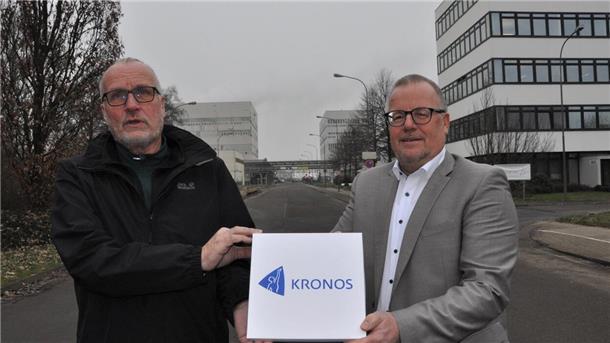 Kronos Titan hat ein neues Logo. Werkleiter Carsten Büsing (rechts) und der Betriebsratsvorsitzende Heiko Tönjes präsentieren es.