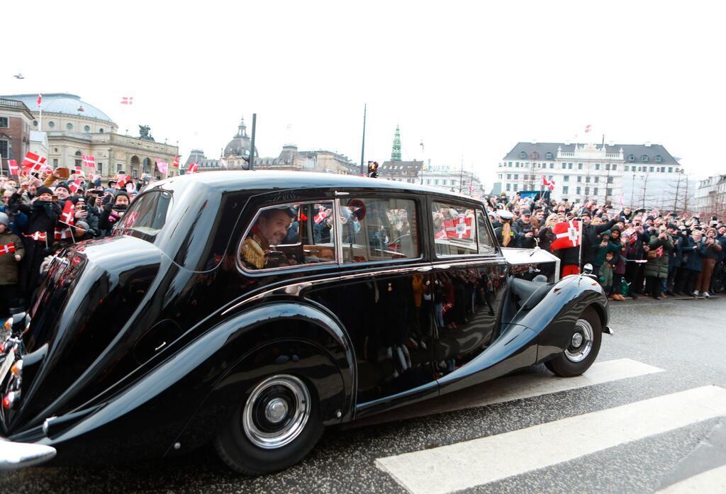 Kronprinz Frederik im Auto „Krone 1“ begrüßt die Fans, während der Fahrt von Schloss Amalienborg zum Schloss Christiansborg.