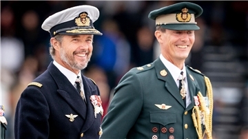 Kronprinz Frederik von Dänemark (l) und sein Bruder Prinz Joachim.