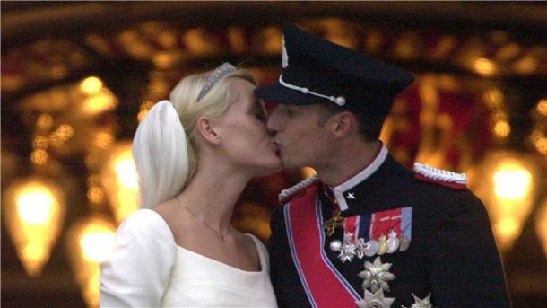Kronprinz Haakon wird kurz vor Mette-Marit 50 Kronprinz Haakon und Kronprinzessin Mette-Marit nach ihrer Hochzeit im Dom von Oslo im Jahr 2000.