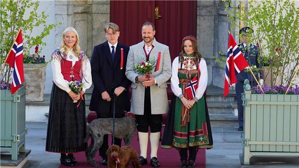 Kronprinzessin Mette-Marit wird 50 Kronprinzessin Mette-Marit (l-r), Prinz Sverre Magnus, Kronprinz Haakon und Prinzessin Ingrid Alexandra am norwegischen Nationalfeiertag.