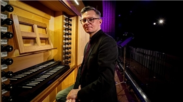 Ein Mann an einer Orgel. Krzysztof Urbaniak gestaltet das zweite Konzert des Langwarder Orgelsommers. Der international gefragte Organist bringt Werke aus Deutschland und Spanien zum Klingen.