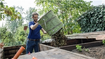 Küchen- und Grünabfälle werden auf einem Kompost zu Dünger. 
