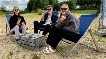 Kühles Getränk in der Hand, Liegestuhl, Blick auf die Weser: Bei manch einem Heimatsommer-Besucher kamen am Wochenende Urlaubsgefühle auf.