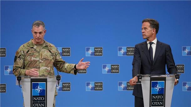 Kündigten eine neue Nato-Operation an: Generalsekretär Mark Rutte (r) und der Oberste Alliierte Befehlshaber Europa, General Alexus Grynkewich.