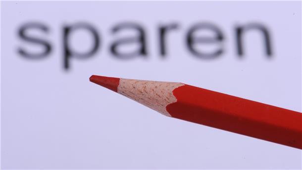 Künftig muss der Rotstift häufiger im Kreis-Haushalt angesetzt werden: Am Mittwoch entscheidet der Kreistag über den Etat-Entwurf 2024, der ein Minus von knapp zehn Millionen Euro vorsieht. Die Tendenz für die nächsten Jahre ist nicht gerade ermutigend; auch künftig werden rote Zahlen erwartet.
