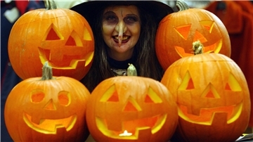 Kürbisse und Hexen gehören an Halloween dazu.