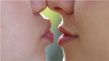 Küsst es sich mit aufgespritzten Lippen anders? Fachleute halten das für wahrscheinlich, wenn die Lippen stark vergrößert sind. 