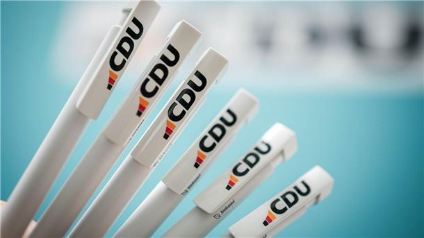 Neuer Look der CDU: Schwarz, Türkis und drei Streifen Kugelschreiber mit dem neuen CDU-Logo.