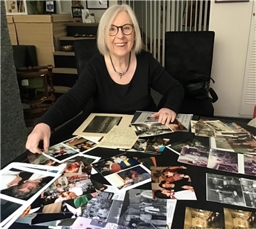 Evelyn Sjövall aus Bremerhaven sammelt alte Bilder und Anekdoten aus dem Stadttheater für ein Buch.