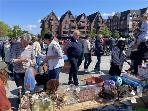 Kult-Flohmarkt in Nordenham: Der Nor-Floh lockte Tausende Besucher in die Innens...