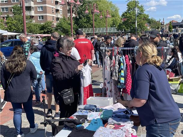 Kult-Flohmarkt in Nordenham: Der Nor-Floh lockte Tausende Besucher in die Innens...