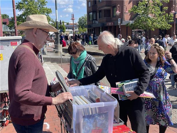 Kult-Flohmarkt in Nordenham: Der Nor-Floh lockte Tausende Besucher in die Innens...