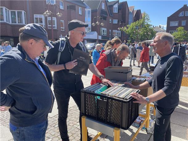 Kult-Flohmarkt in Nordenham: Der Nor-Floh lockte Tausende Besucher in die Innens...