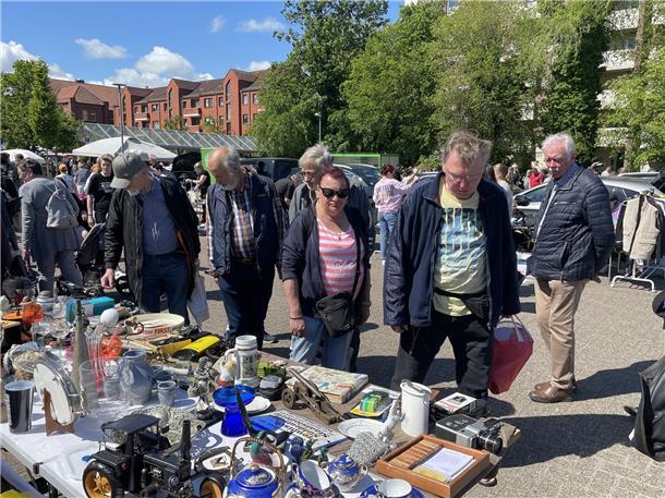 Kult-Flohmarkt in Nordenham: Der Nor-Floh lockte Tausende Besucher in die Innens...