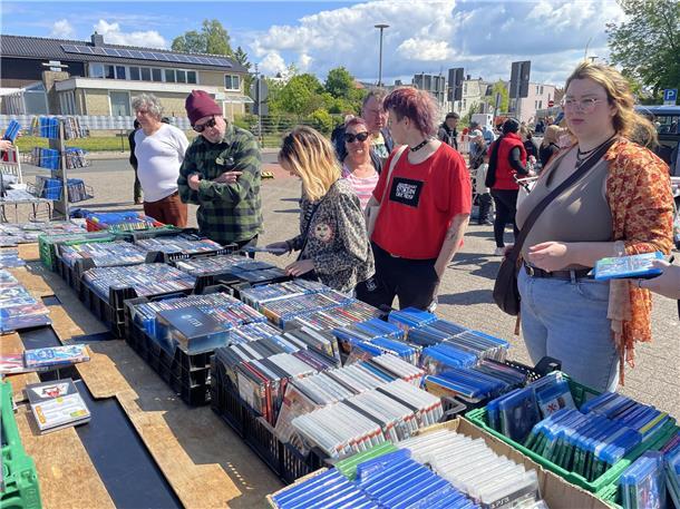 Kult-Flohmarkt in Nordenham: Der Nor-Floh lockte Tausende Besucher in die Innens...