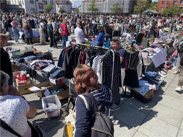 Kult-Flohmarkt in Nordenham: Der Nor-Floh lockte Tausende Besucher in die Innens...