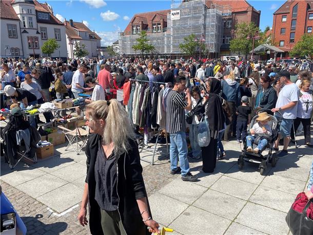Kult-Flohmarkt in Nordenham: Der Nor-Floh lockte Tausende Besucher in die Innens...