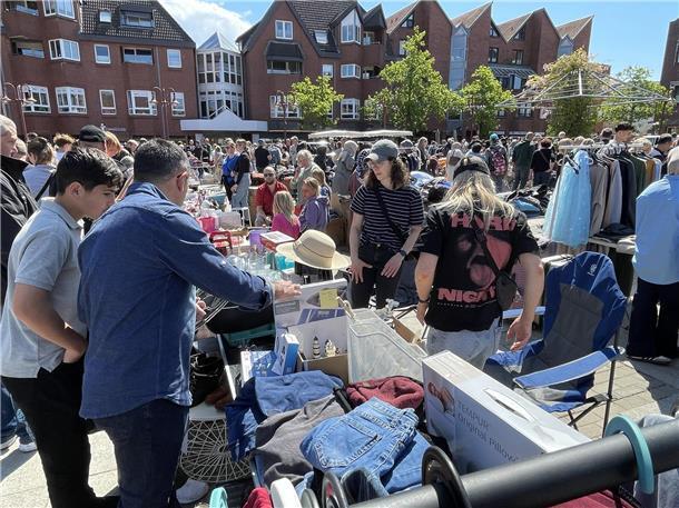 Kult-Flohmarkt in Nordenham: Der Nor-Floh lockte Tausende Besucher in die Innens...