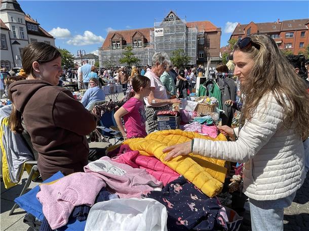 Kult-Flohmarkt in Nordenham: Der Nor-Floh lockte tausende Besucher in die Innens...