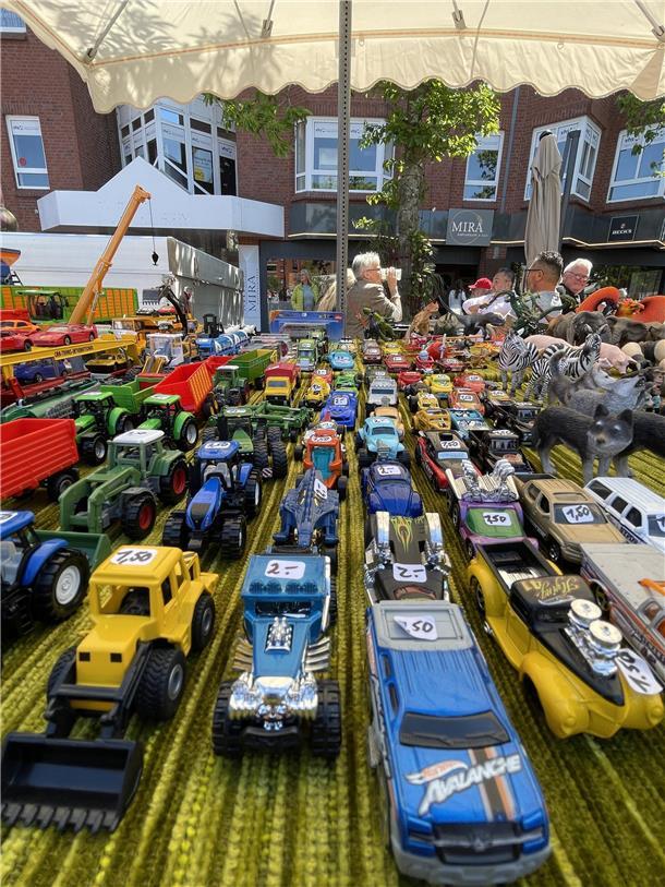 Kult-Flohmarkt in Nordenham: Der Nor-Floh lockte Tausende Besucher in die Innens...