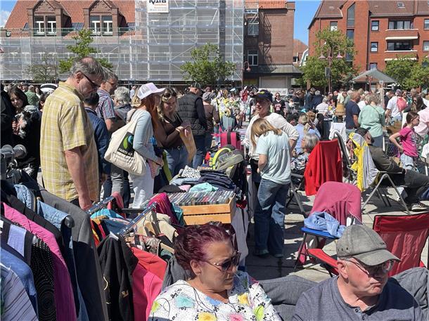 Kult-Flohmarkt in Nordenham: Der Nor-Floh lockte Tausende Besucher in die Innens...