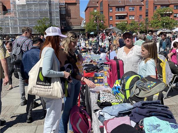 Kult-Flohmarkt in Nordenham: Der Nor-Floh lockte Tausende Besucher in die Innens...