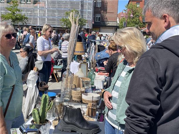 Kult-Flohmarkt in Nordenham: Der Nor-Floh lockte Tausende Besucher in die Innens...