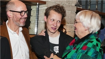 Kulturstaatsministerin Claudia Roth (r) mit Regisseur Edward Berger (l) und Schauspieler Felix Kammerer bei einem Empfang für die deutschen Oscar-Nominierten in Los Angeles.