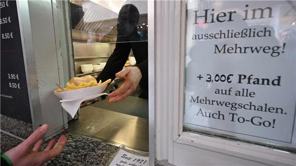 Essen to go: Kunden dürfen Mehrwegverpackungen verlangen Kunden haben ab dem neuen Jahr ein Anrecht darauf, ihre Speisen und Getränke zum Mitnehmen in einer Mehrwegverpackung zu bekommen.